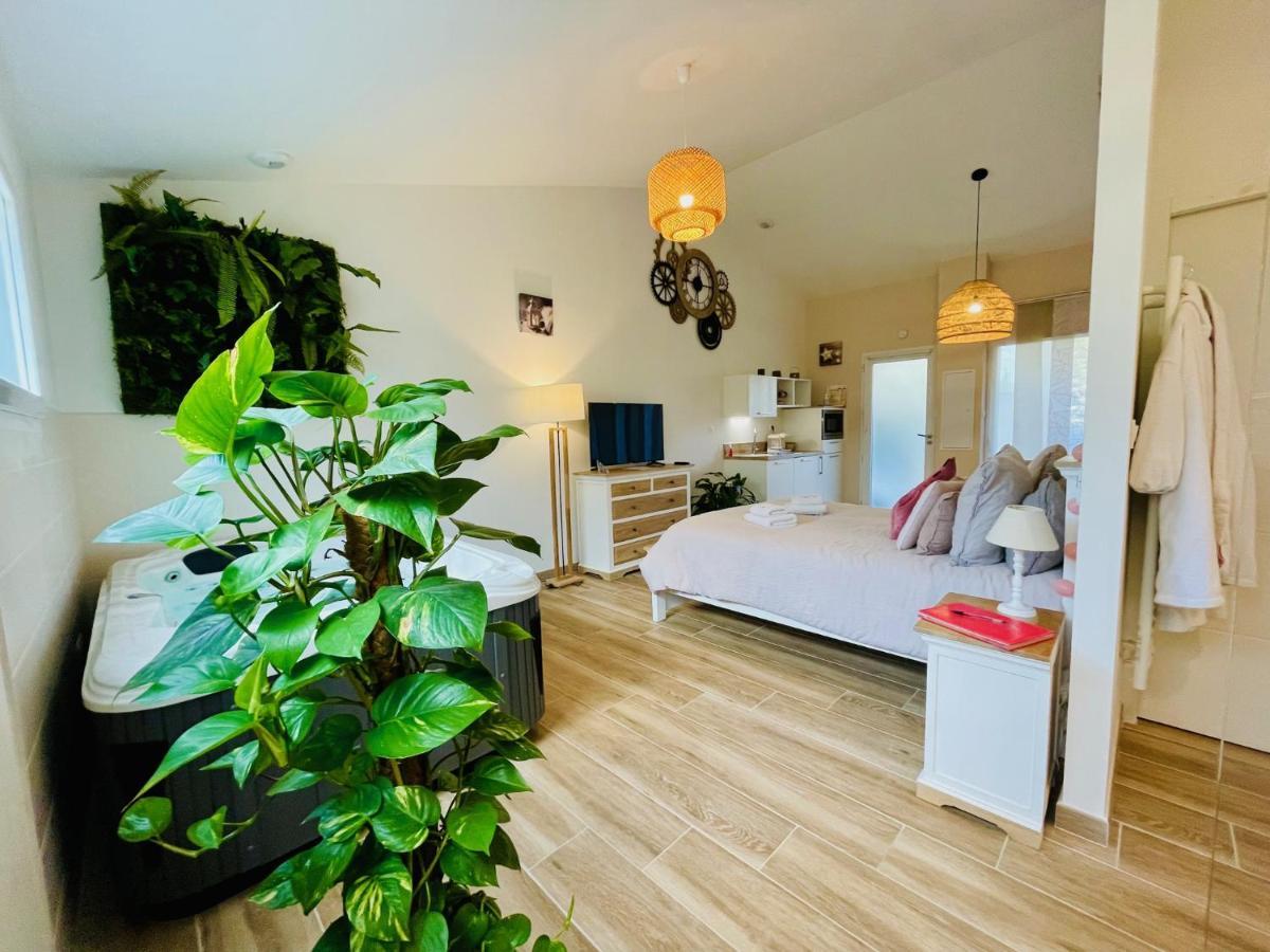Les Jardins Du Castelas - Piscines, Jardins Et Spas Privatifs Uchaux Ngoại thất bức ảnh